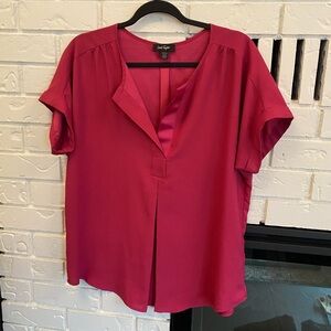 Lord & Taylor Size L Fuchsia Short Sleeve V-Neck Blouse Pretty